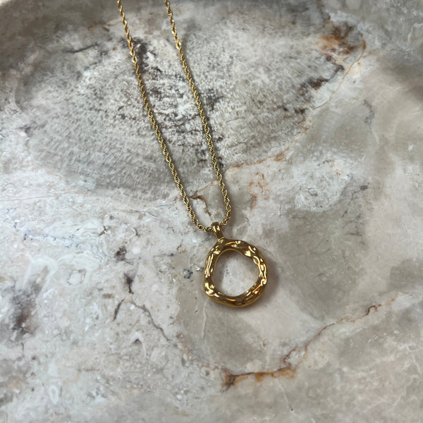 Wavy Circle Halskæde - 18K Guldbelagt